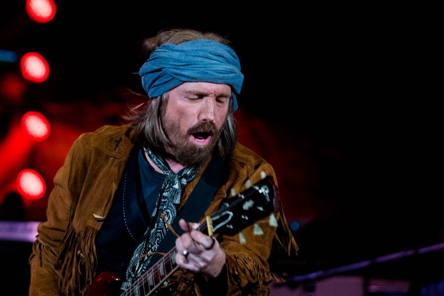 Amerikalı müzisyen Tom Petty yaşamını yitirdi