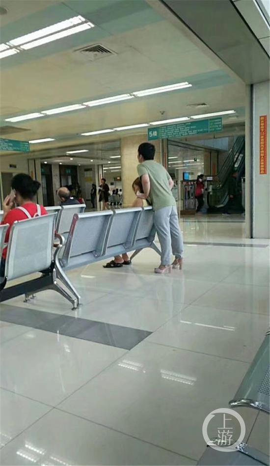 Kız arkadaşı için topuklu ayakkabı giydi