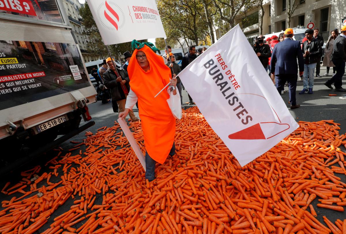 Fransa'daki tütün satıcılarından havuçlu protesto