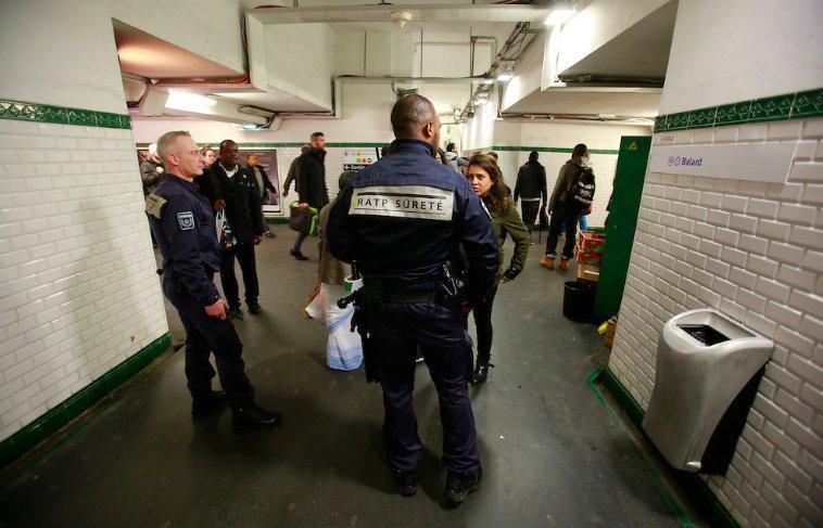 Paris'te şüpheli paket alarmı