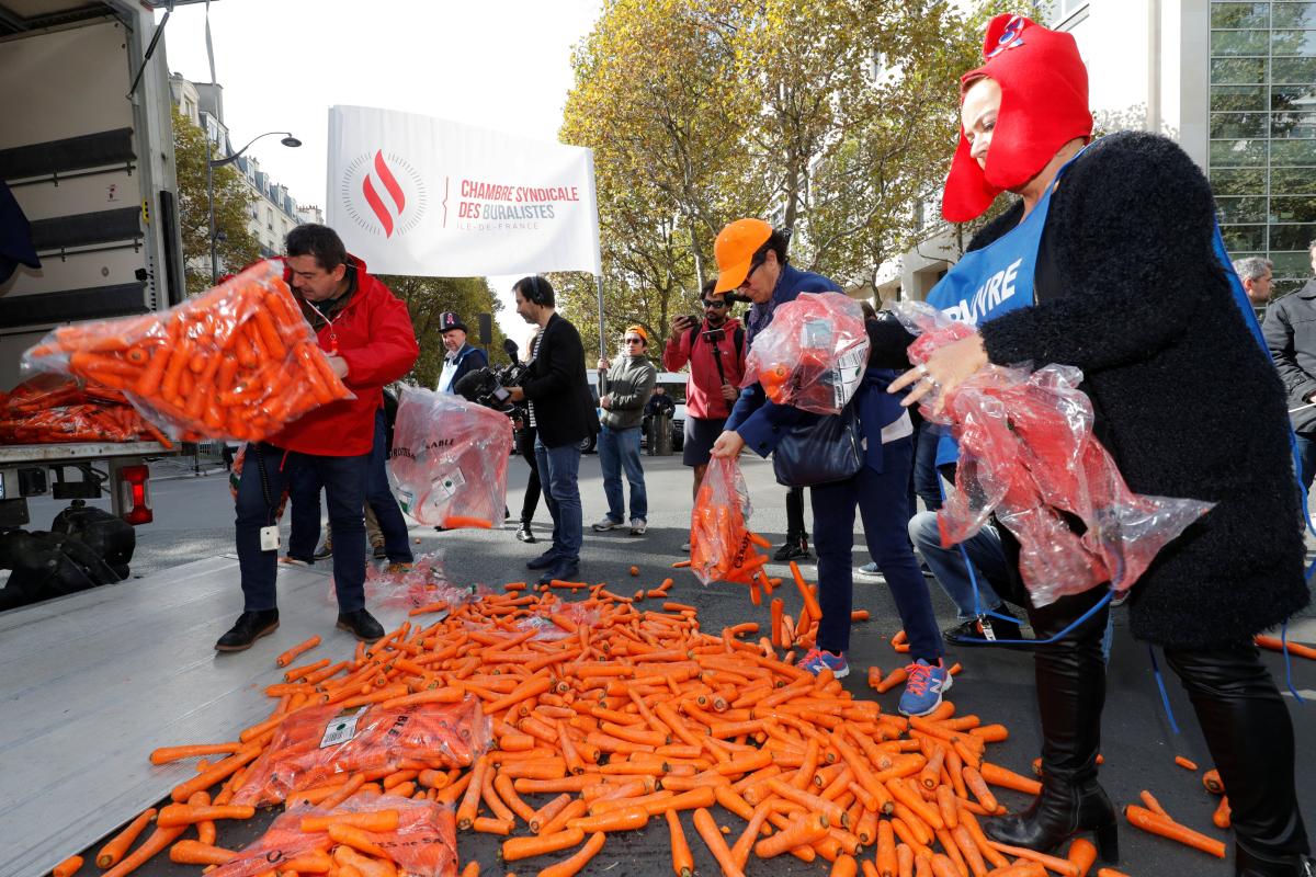 Fransa'daki tütün satıcılarından havuçlu protesto