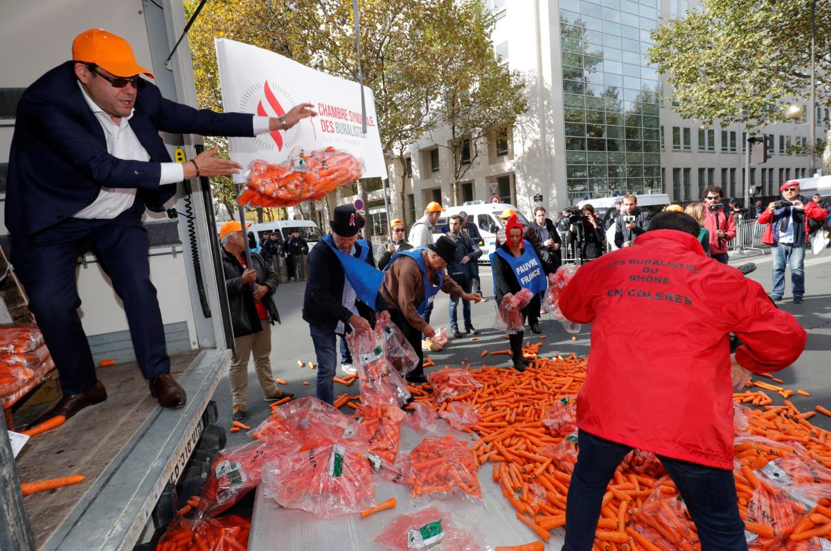 Fransa'daki tütün satıcılarından havuçlu protesto