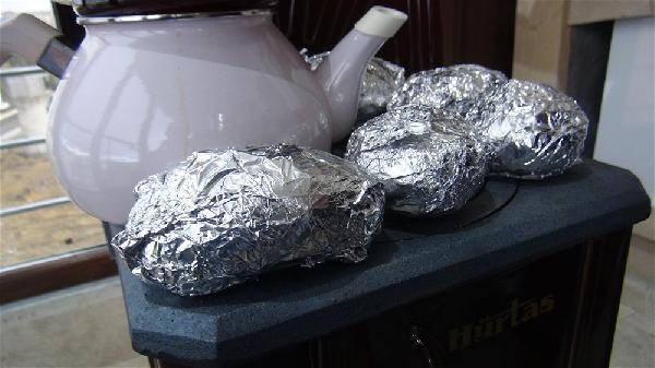 Kars’a kar yağdı sobalar kuruldu