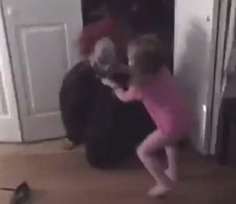 Kendisini korkutmaya çalışan annesini dövdü