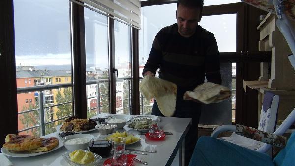 Kars’a kar yağdı sobalar kuruldu