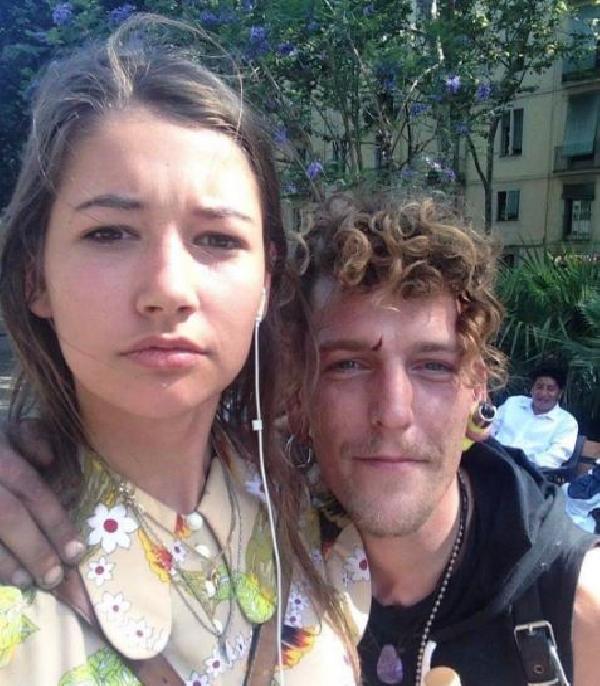 Tacizcileriyle selfie çeken Hollandalı genç kız