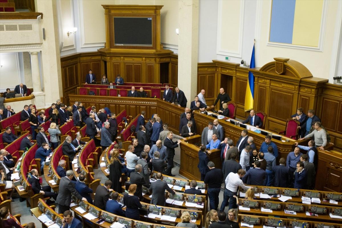 Ukrayna Parlamentosu’nda kavgalı oylama