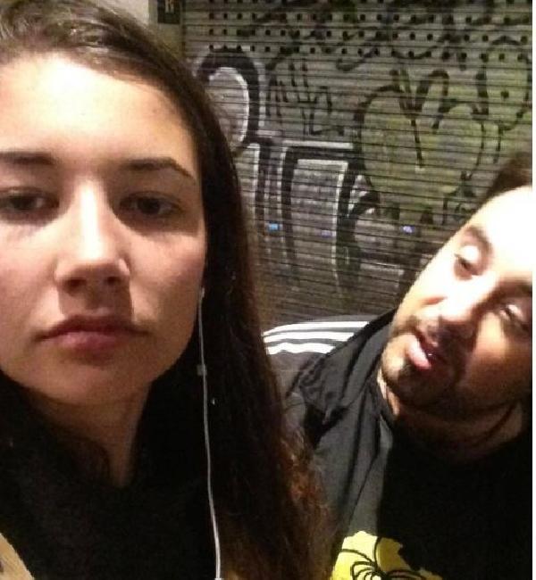 Tacizcileriyle selfie çeken Hollandalı genç kız