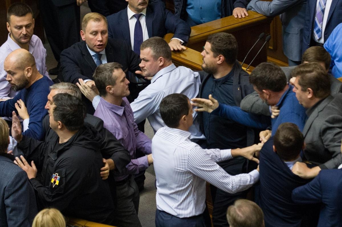 Ukrayna Parlamentosu’nda kavgalı oylama