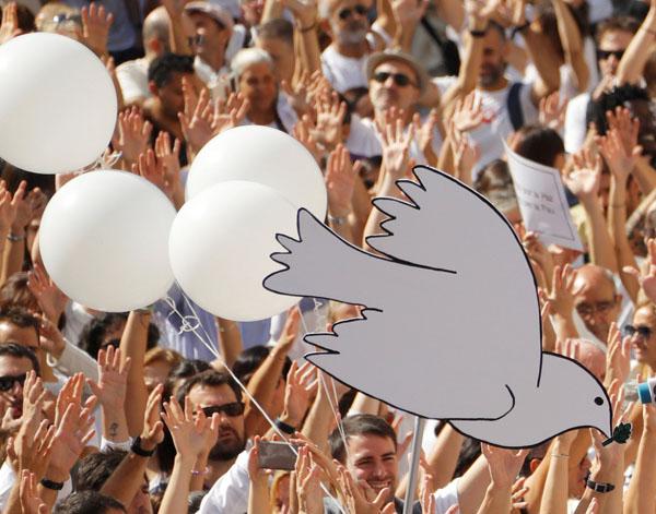 Katalanlar savaş karşıtı eylem yaptı