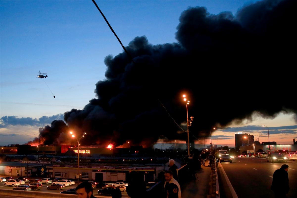 Moskova'da alışveriş merkezinde yangın