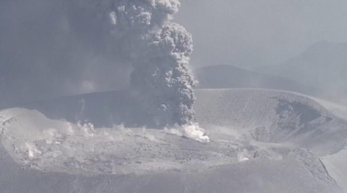 Japonya'daki Shinmoedake Yanardağı harekete geçti