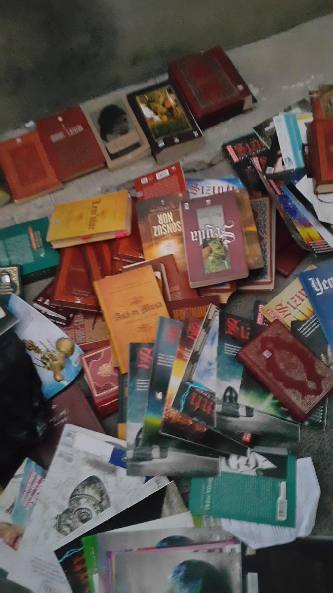 Adana'da esrar ve FETÖ kitapları ele geçirildi