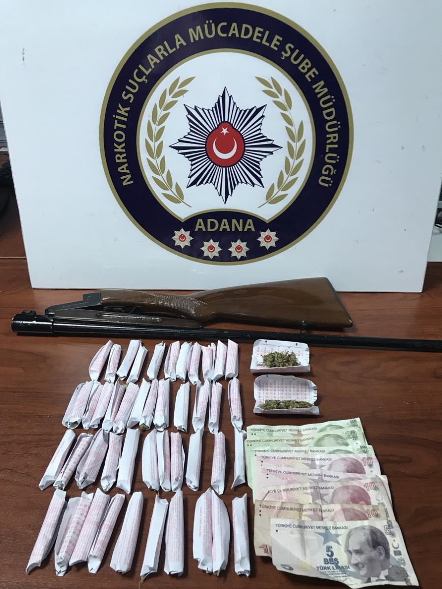 Adana'da esrar ve FETÖ kitapları ele geçirildi