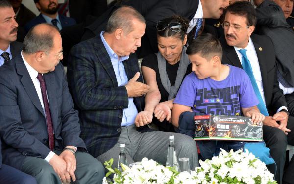 Erdoğan'a ulaşmak için ağaca çıkan kadının eşine tahliye