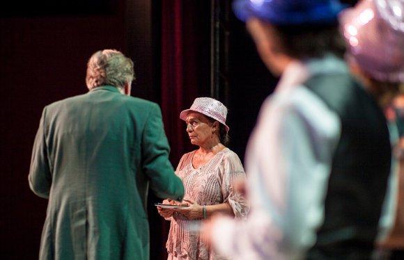 Kızgın Damdaki Kedi ilk kez sahnelendi