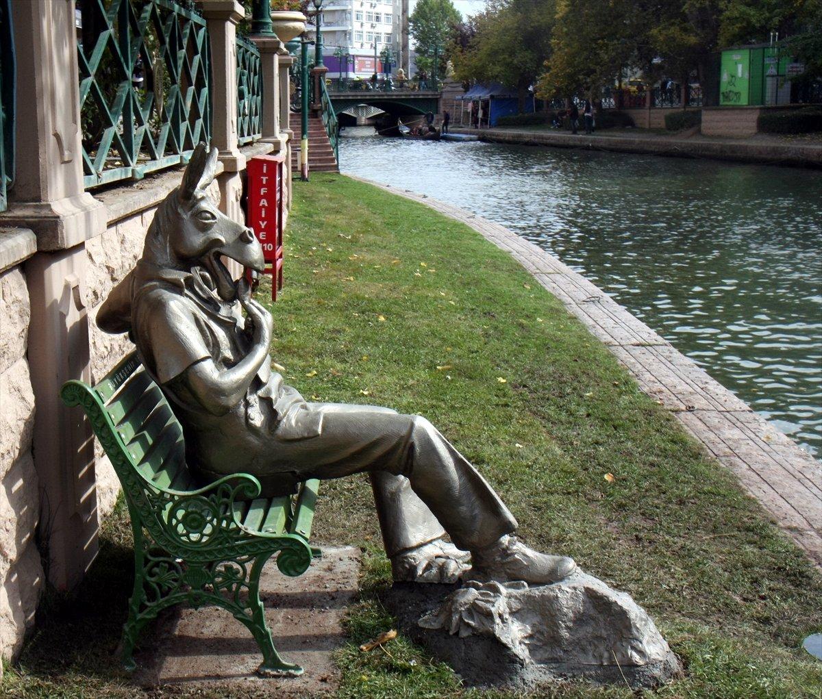 Porsuk Çayı'na 'çekirdek çitleyen eşek' heykeli yapıldı