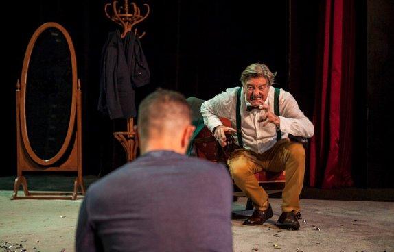 Kızgın Damdaki Kedi ilk kez sahnelendi