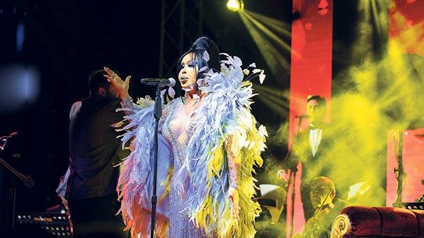 Bülent Ersoy'un makyajı Rihanna’dan