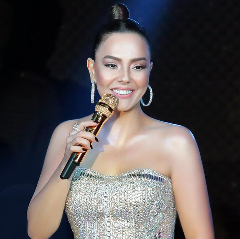 Ebru Gündeş altın mikrofon kullandı