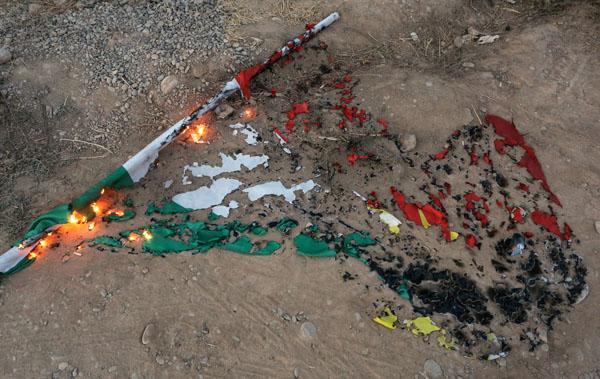 Barzani'nin bayrakları indiriliyor