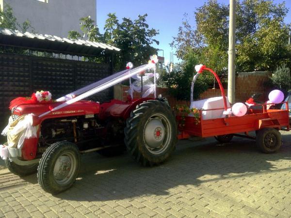 Traktörü süsleyerek gelin arabası yaptı