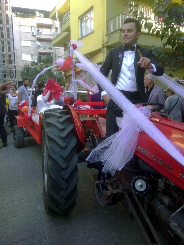 Traktörü süsleyerek gelin arabası yaptı