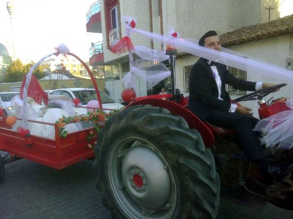 Traktörü süsleyerek gelin arabası yaptı