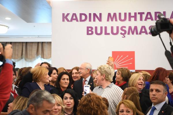 Kılıçdaroğlu kadın muhtarlarla kahvaltıda buluştu