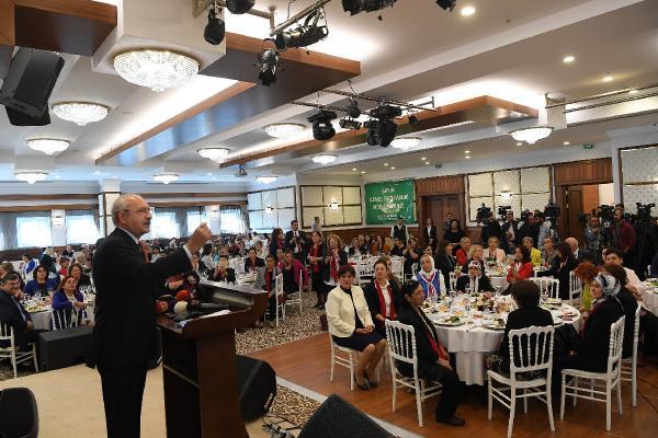 Kılıçdaroğlu kadın muhtarlarla kahvaltıda buluştu