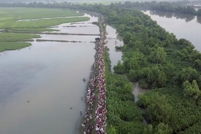 Myanmar'dan kaçan Müslümanlar havadan görüntülendi