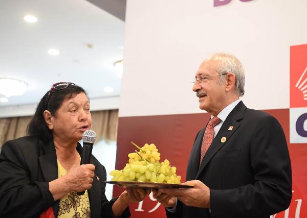Kılıçdaroğlu kadın muhtarlarla kahvaltıda buluştu