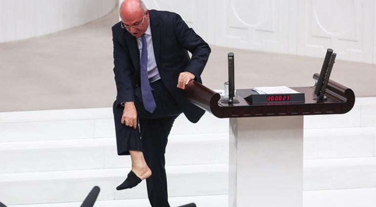 Mahmut Tanal Meclis'te çorabını çıkardı