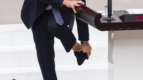 Mahmut Tanal Meclis'te çorabını çıkardı