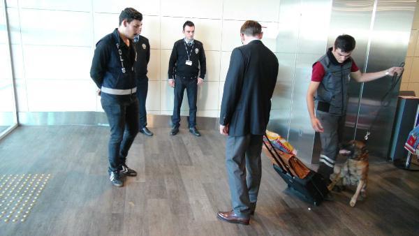 Avusturyalı yolcuların üzeri köpekle arandı