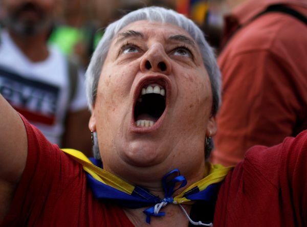 Katalanlar özerkliğin feshine tepkili