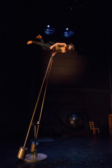 Fransız dansçının büyüleyen gösterisi