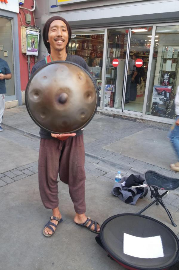 Tsunami faciasından kaçtı, müzik yaparak dünyayı geziyor