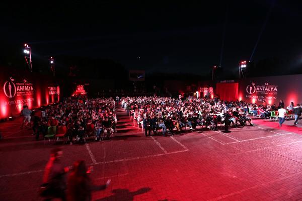 Festivalin ilk yarışma filmi yarıda kaldı