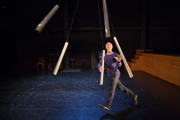 Fransız dansçının büyüleyen gösterisi