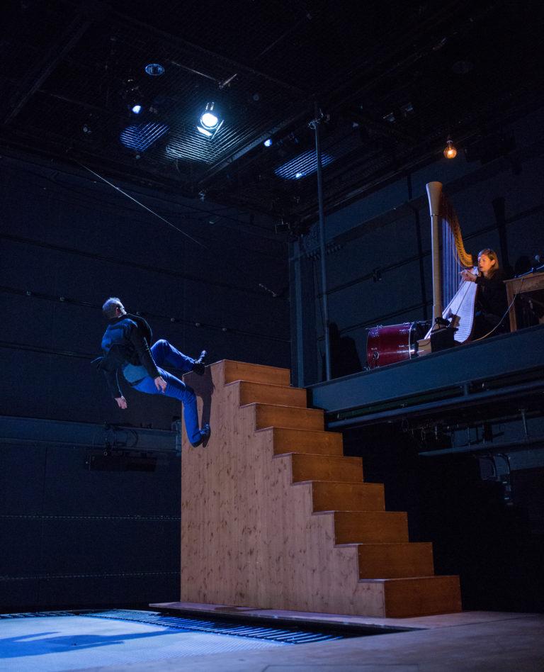 Fransız dansçının büyüleyen gösterisi