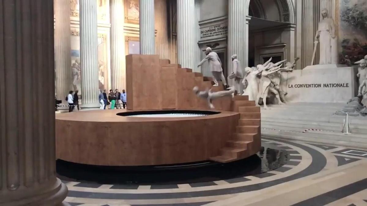 Fransız dansçının büyüleyen gösterisi