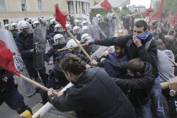 Yunanistan'da polislerden göstericilere sert müdahale