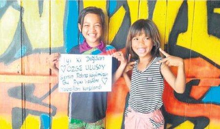 Özge Ulusoy'a anlamlı hediye