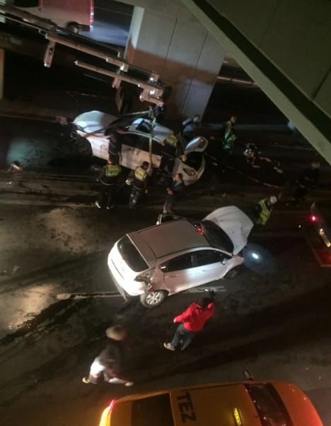 Metrobüs yoluna araç girdi