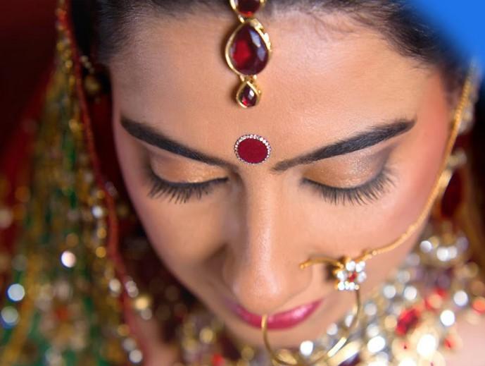 Hintli kadınların alnında neden nokta var