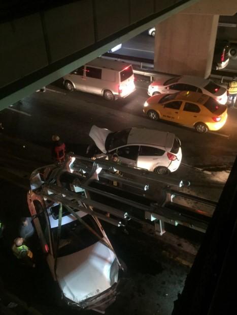 Metrobüs yoluna araç girdi