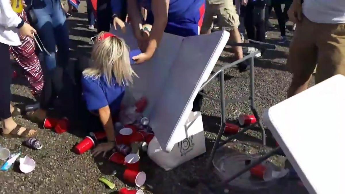 Kız arkadaşını kaldırıp masaya vuran taraftar