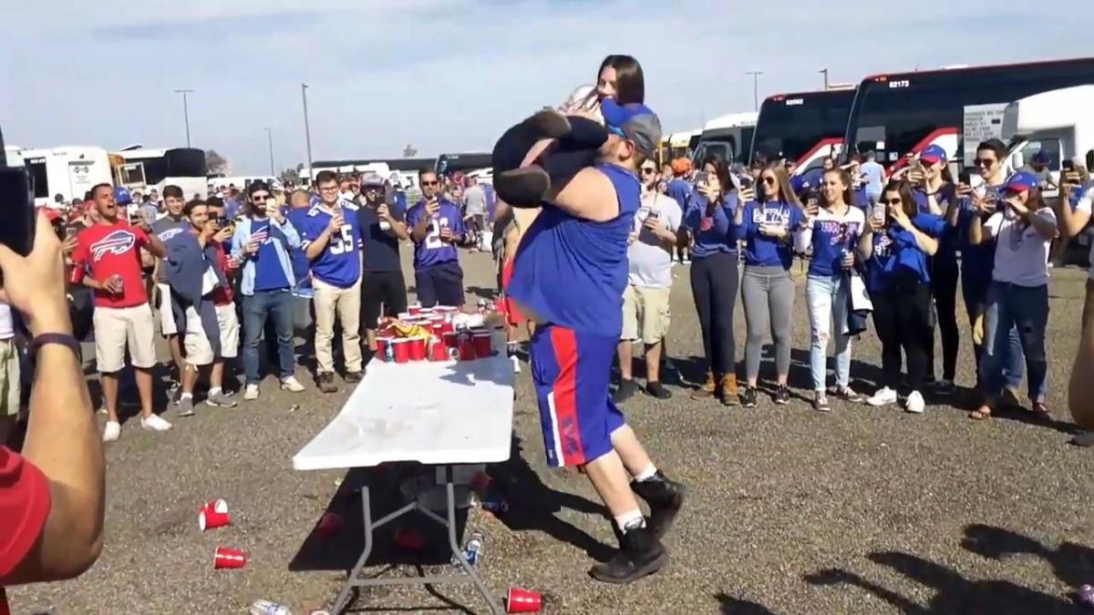 Kız arkadaşını kaldırıp masaya vuran taraftar