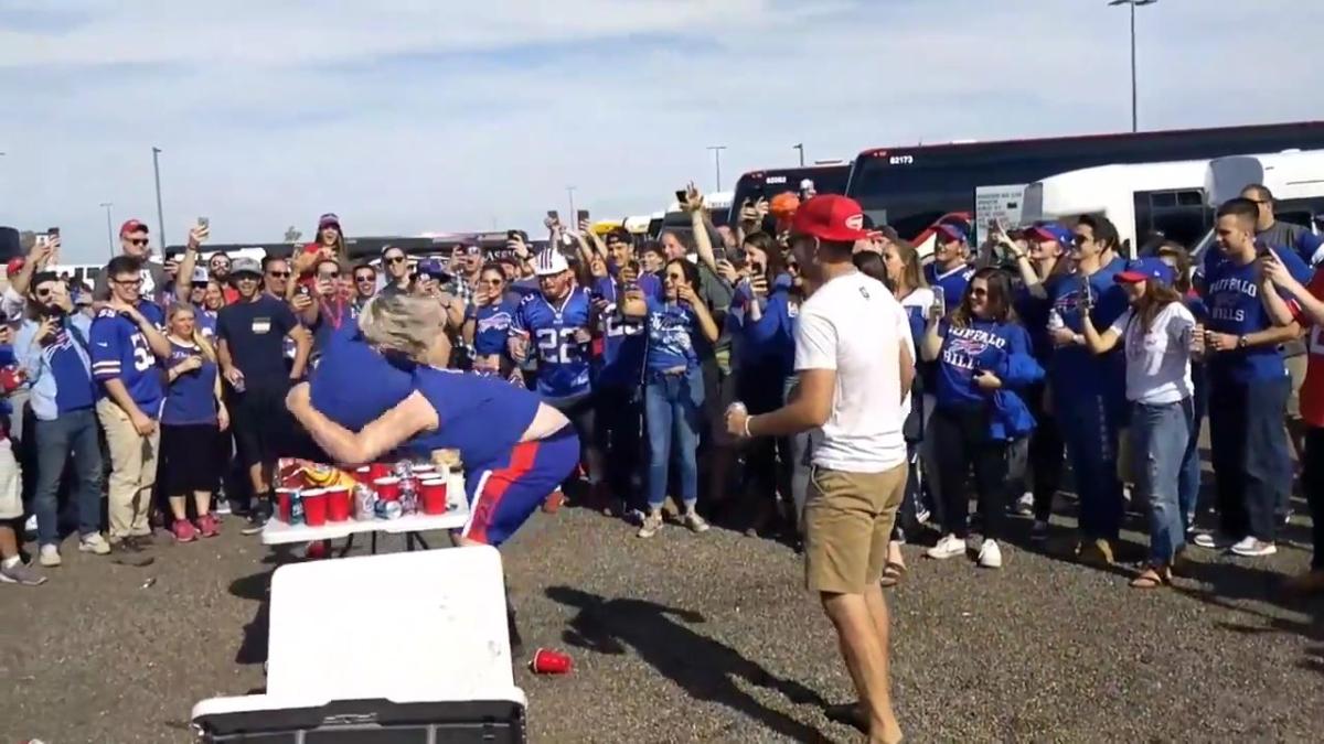 Kız arkadaşını kaldırıp masaya vuran taraftar